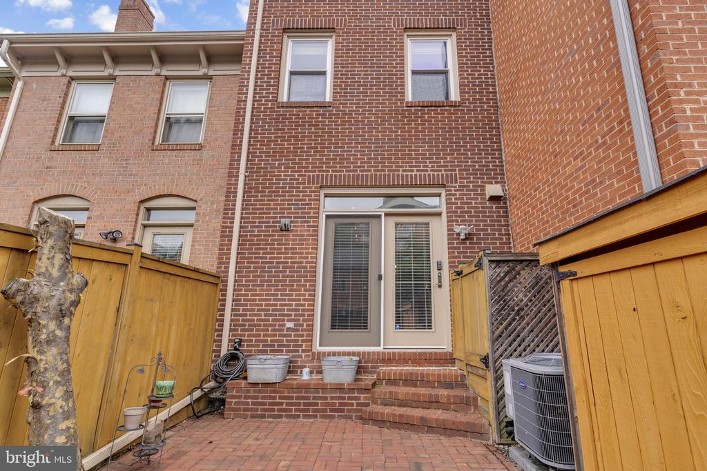 520 COLECROFT COURT