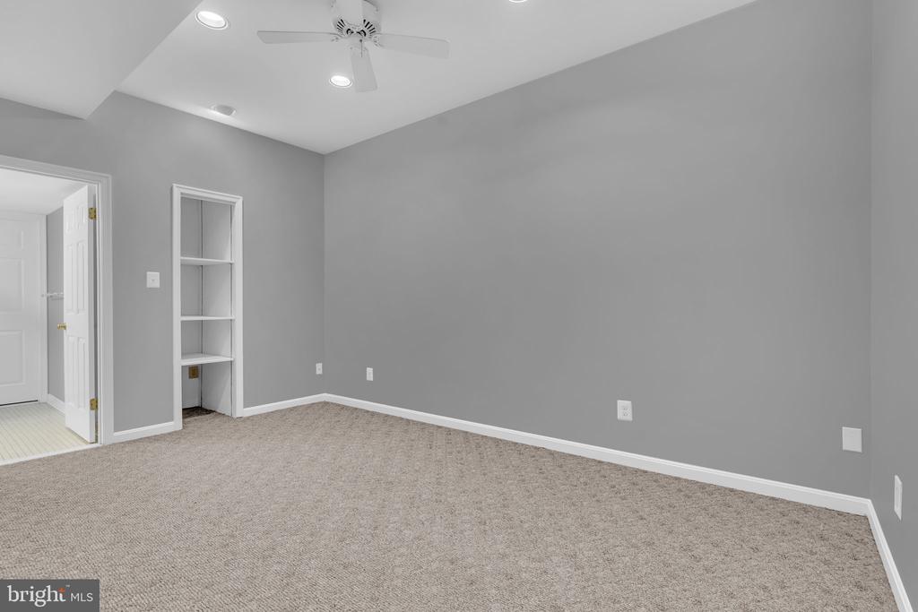 520 COLECROFT COURT