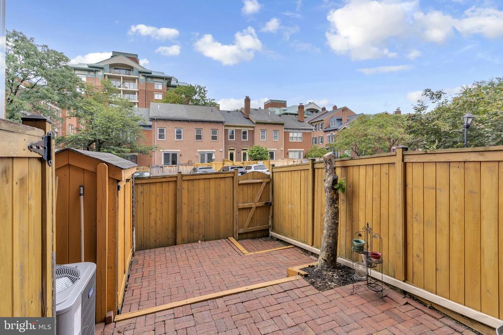 520 COLECROFT COURT