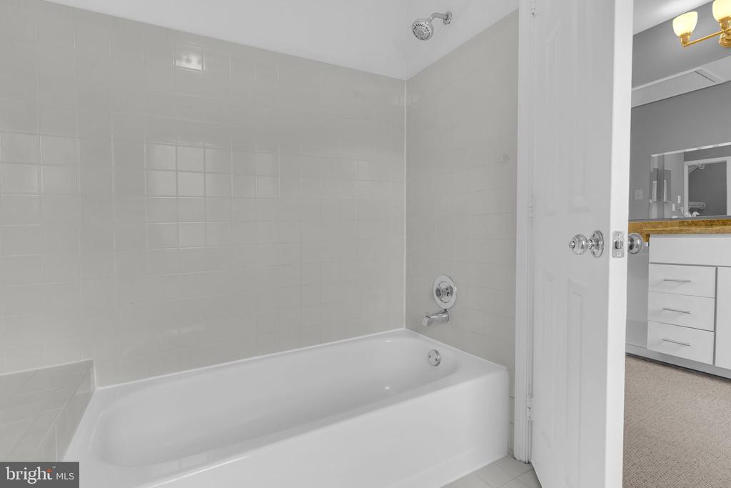 520 COLECROFT COURT
