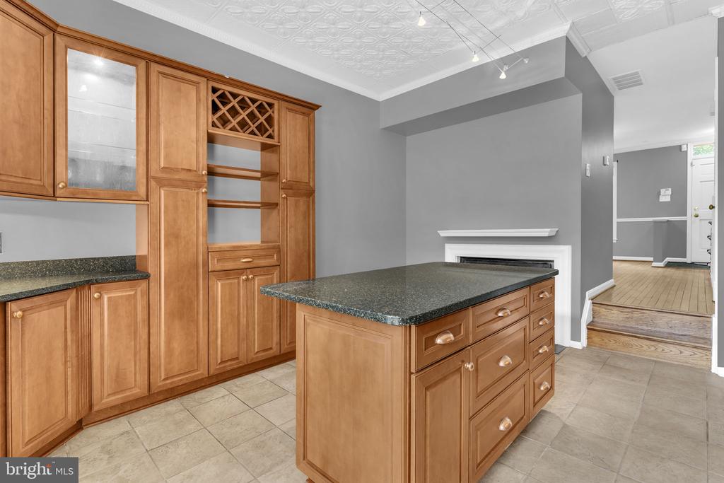 520 COLECROFT COURT