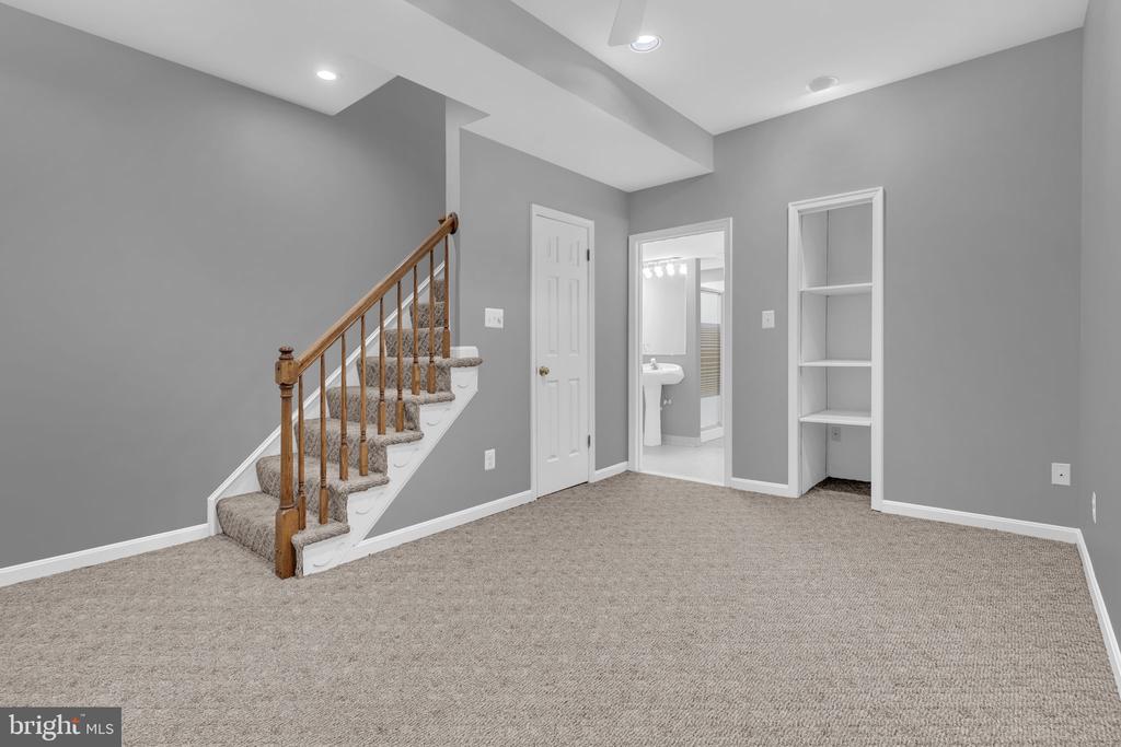 520 COLECROFT COURT