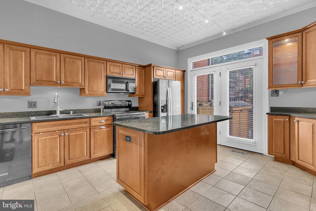 520 COLECROFT COURT