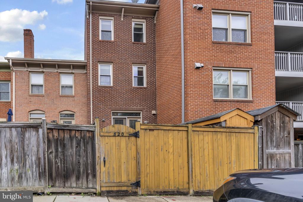 520 COLECROFT COURT