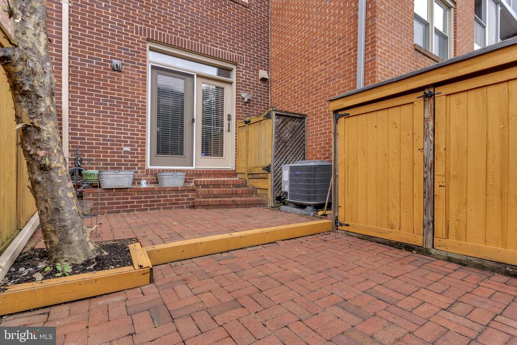 520 COLECROFT COURT