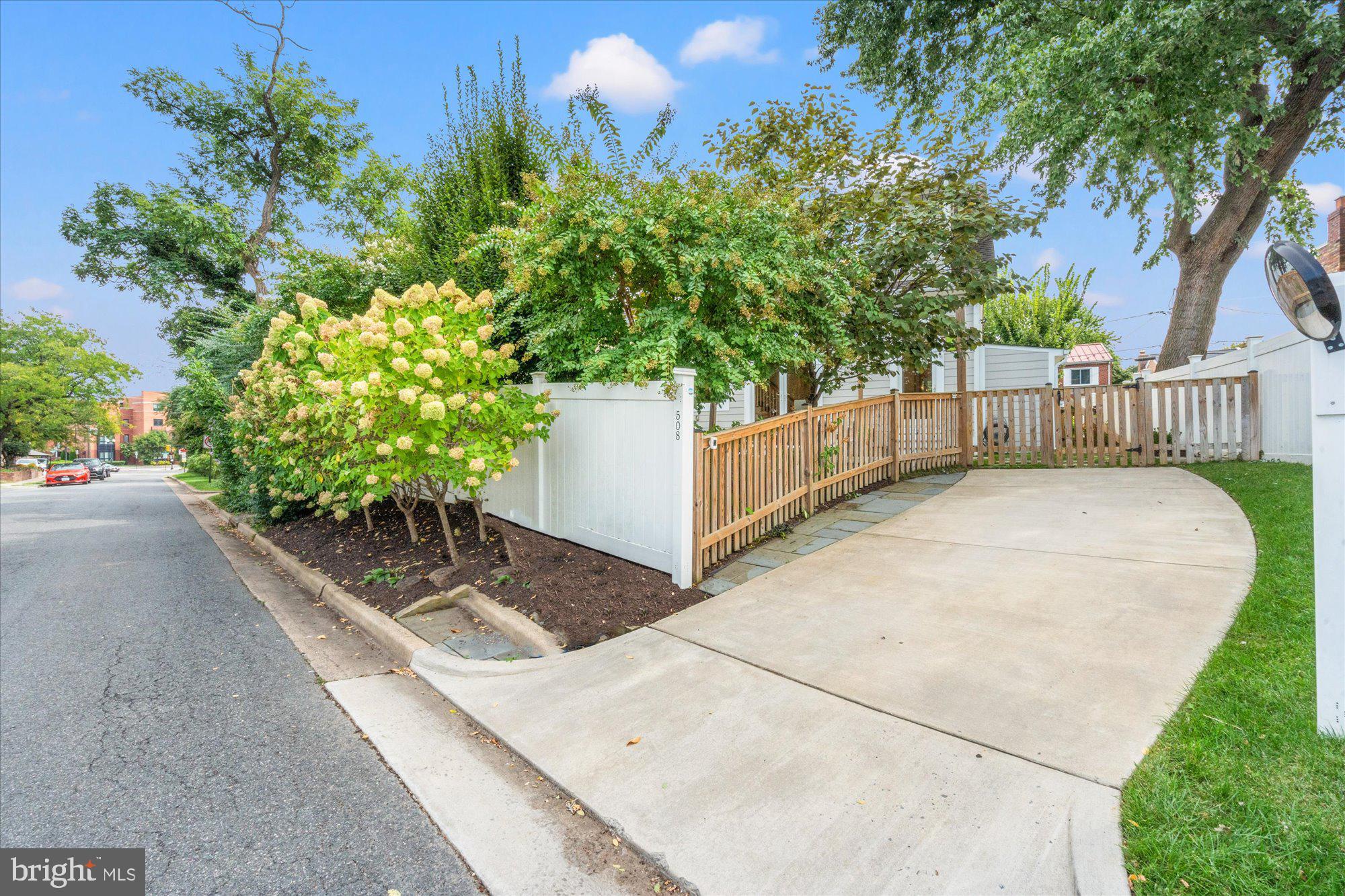 508 E CUSTIS AVENUE