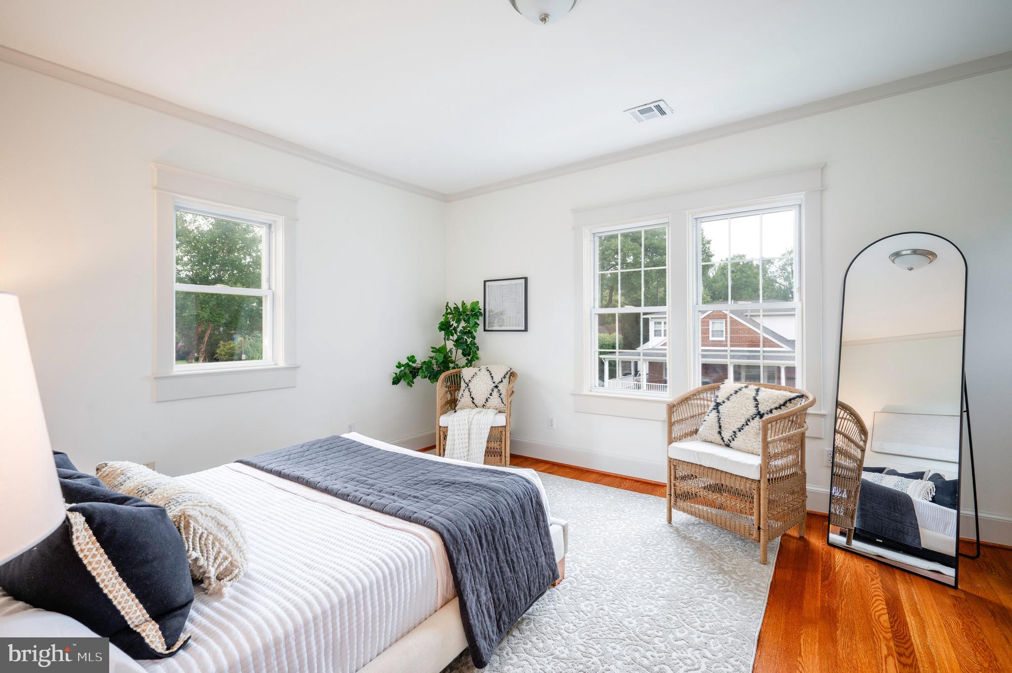 104 W MYRTLE STREET