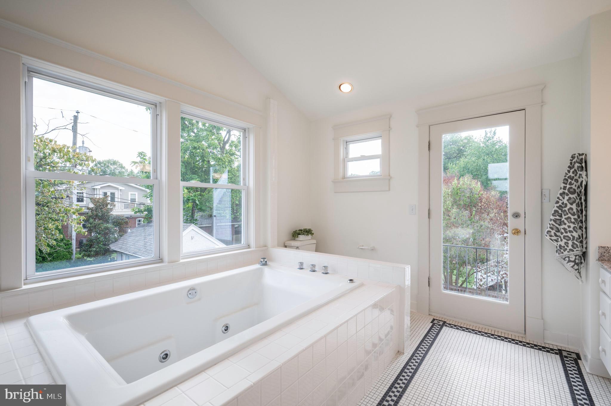104 W MYRTLE STREET