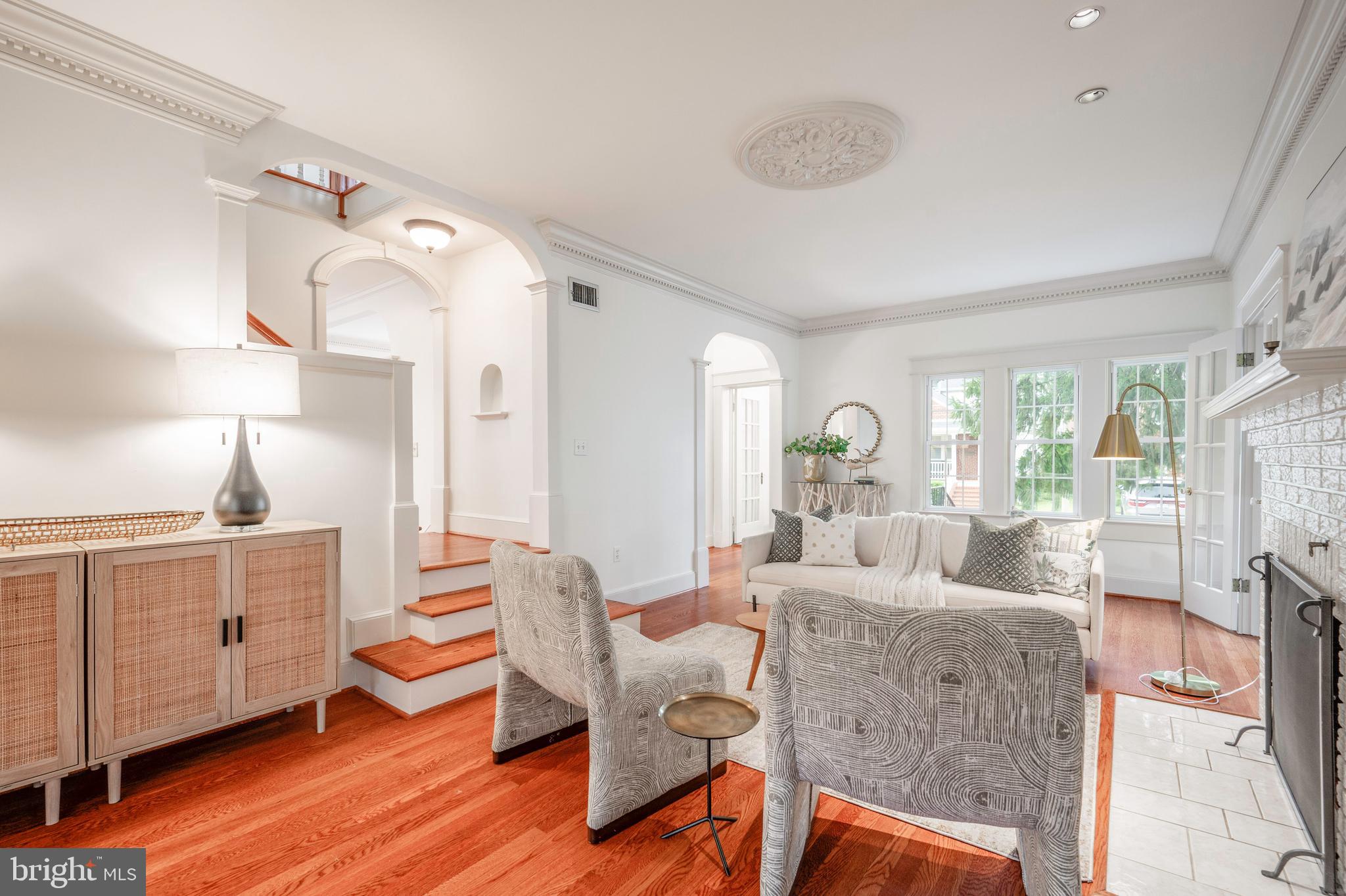 104 W MYRTLE STREET