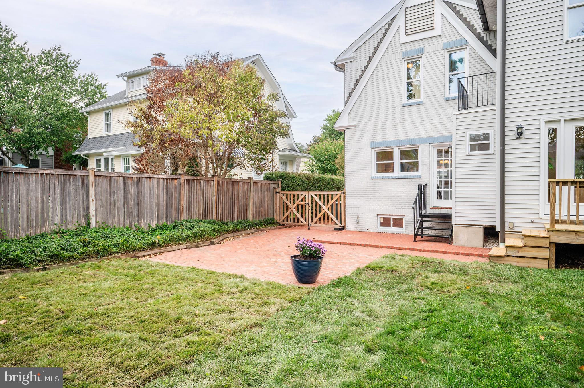 104 W MYRTLE STREET