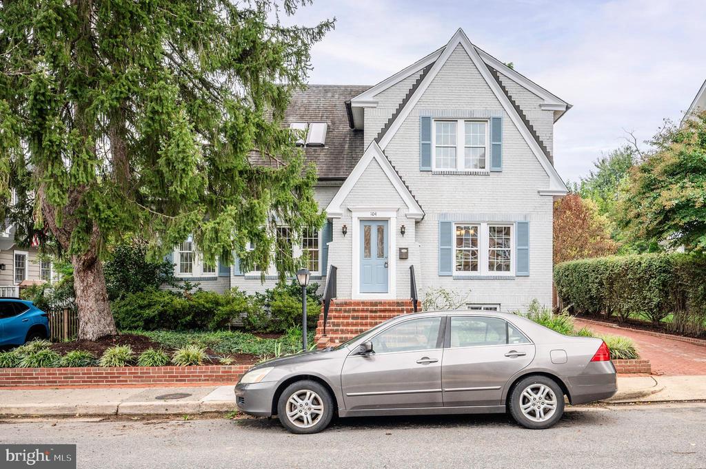 104 W MYRTLE STREET