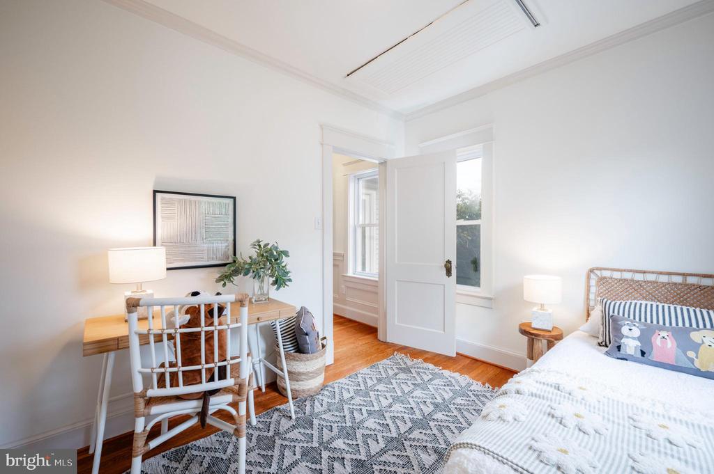 104 W MYRTLE STREET