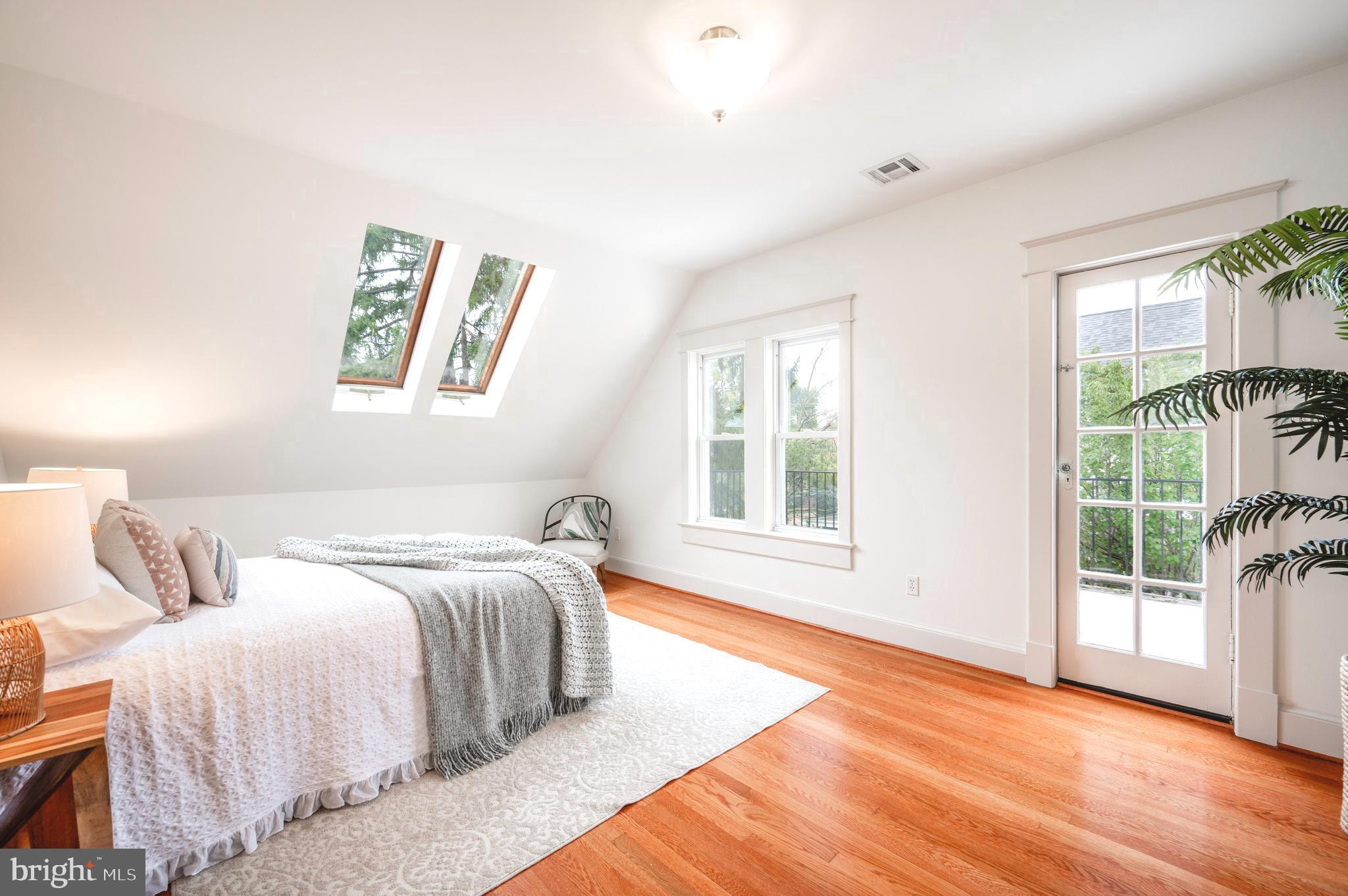 104 W MYRTLE STREET