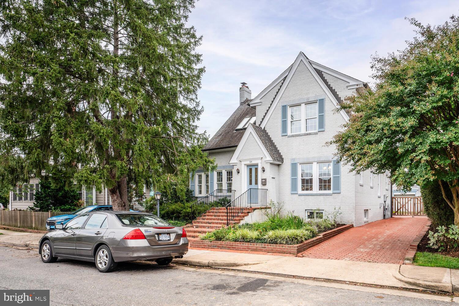 104 W MYRTLE STREET