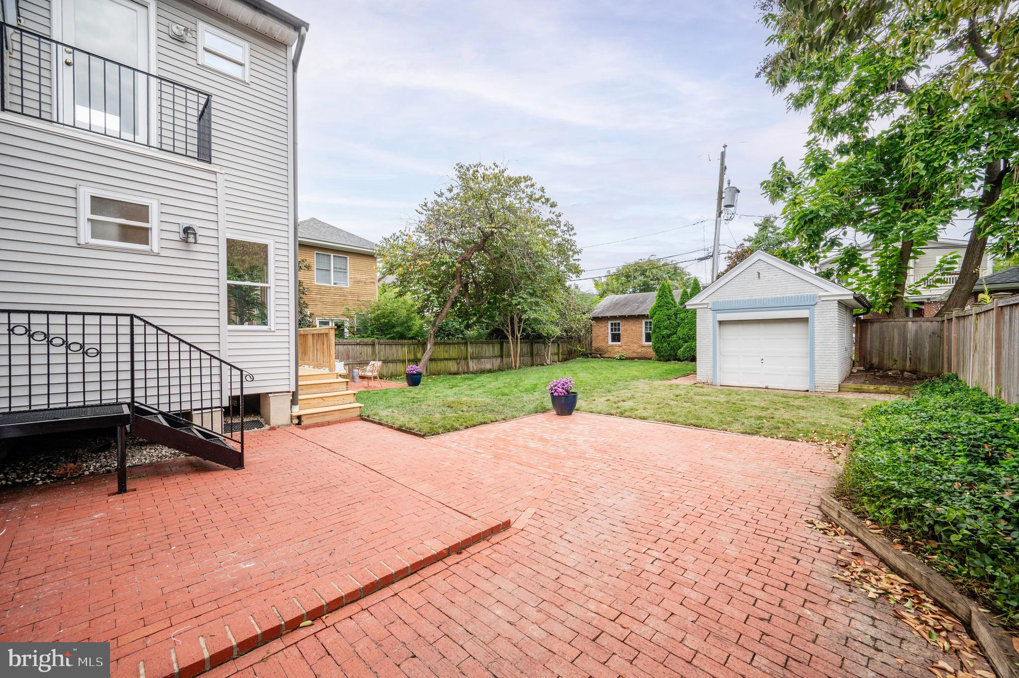 104 W MYRTLE STREET