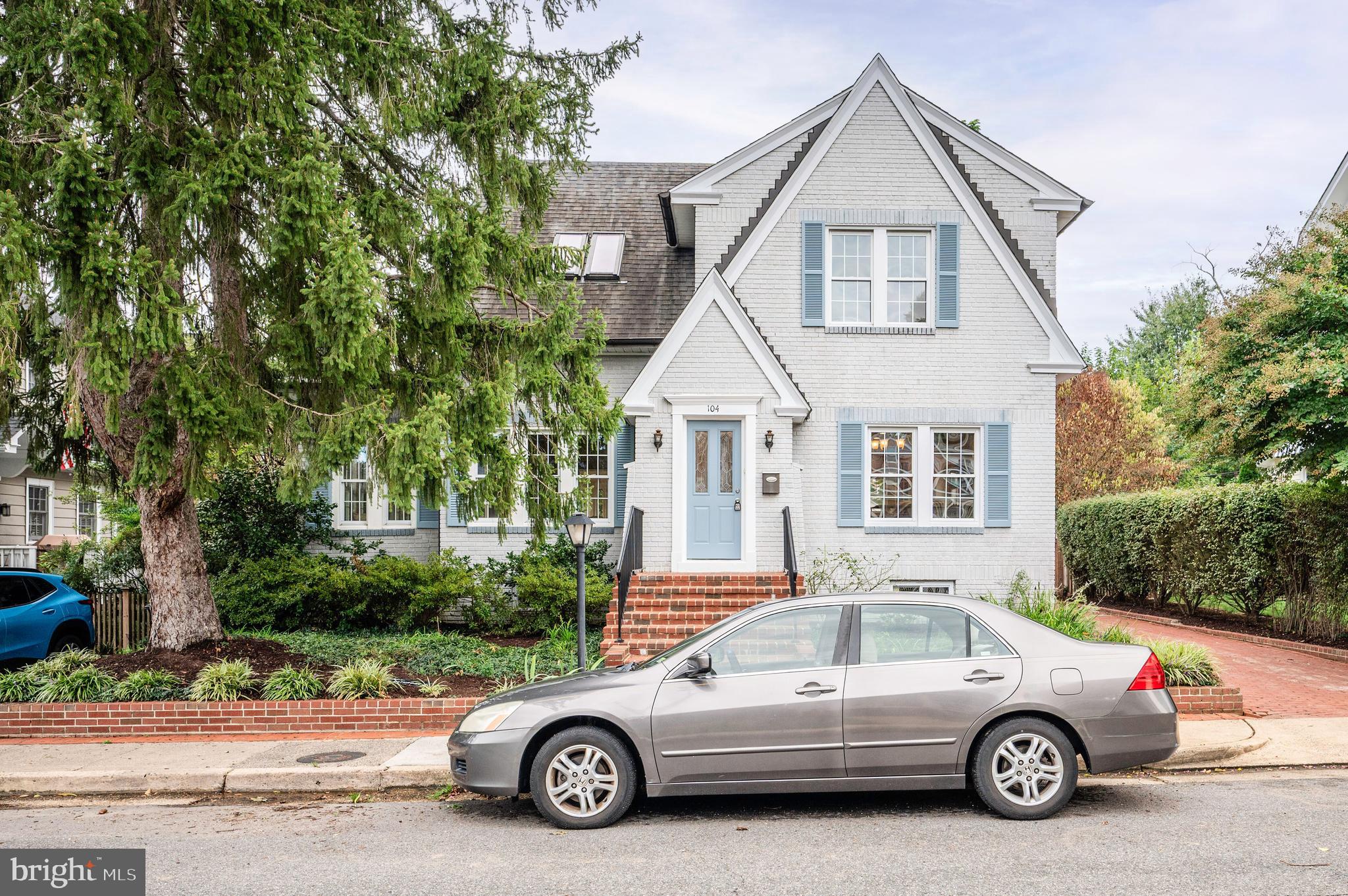 104 W MYRTLE STREET