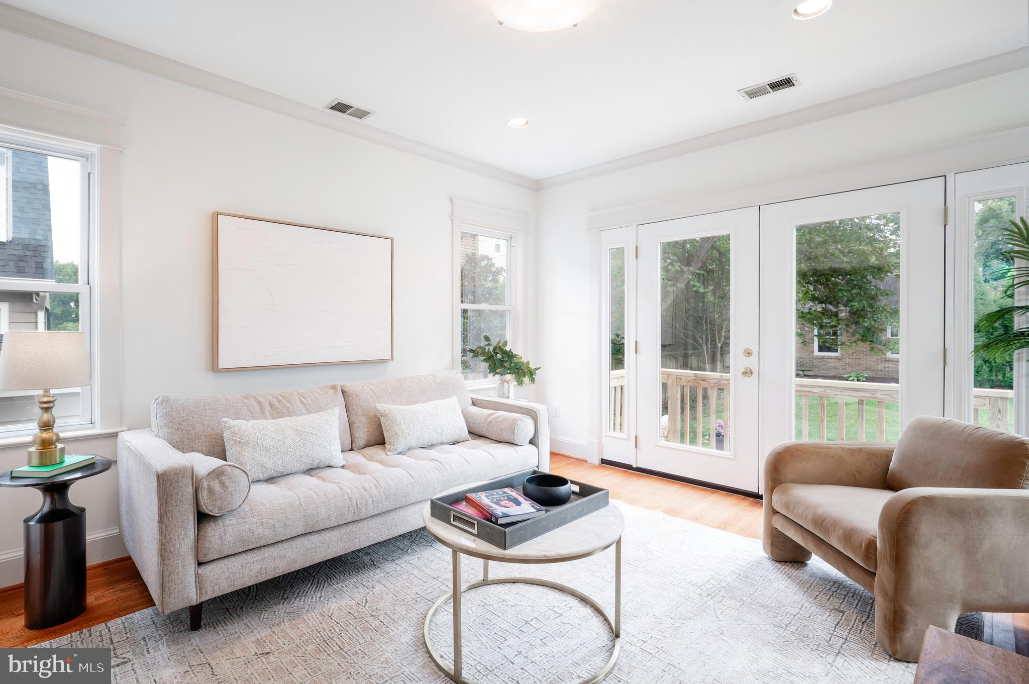 104 W MYRTLE STREET