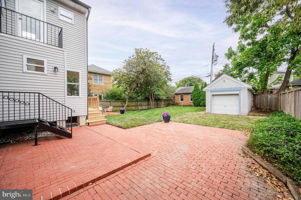 104 W MYRTLE STREET