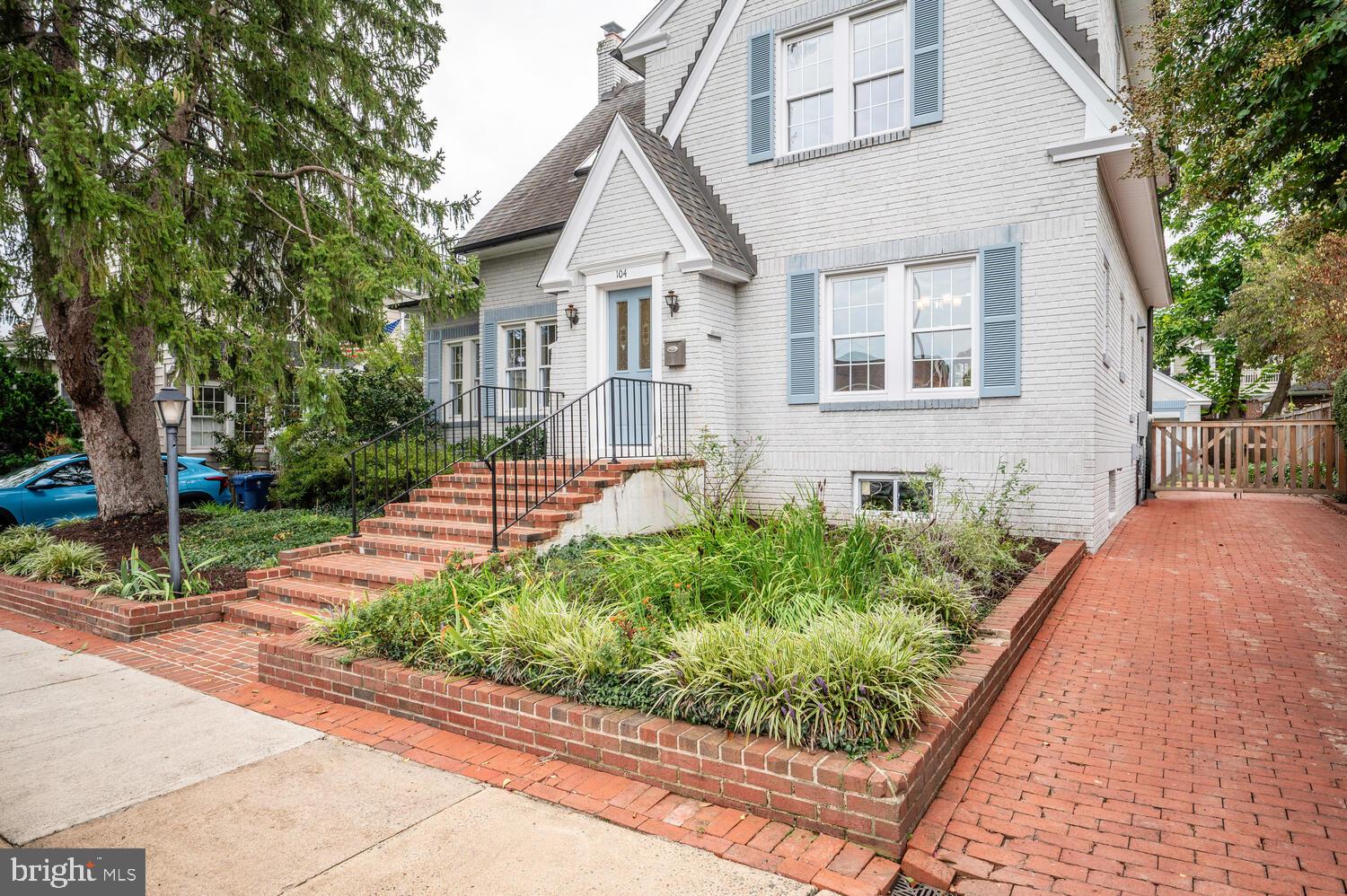 104 W MYRTLE STREET