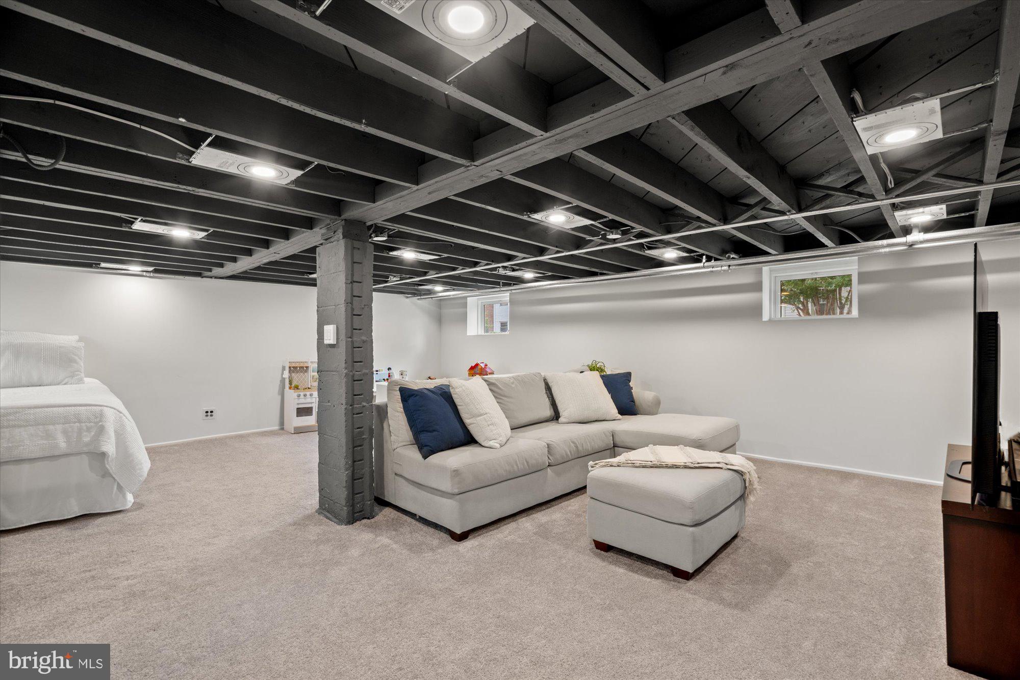 100 E CUSTIS AVENUE