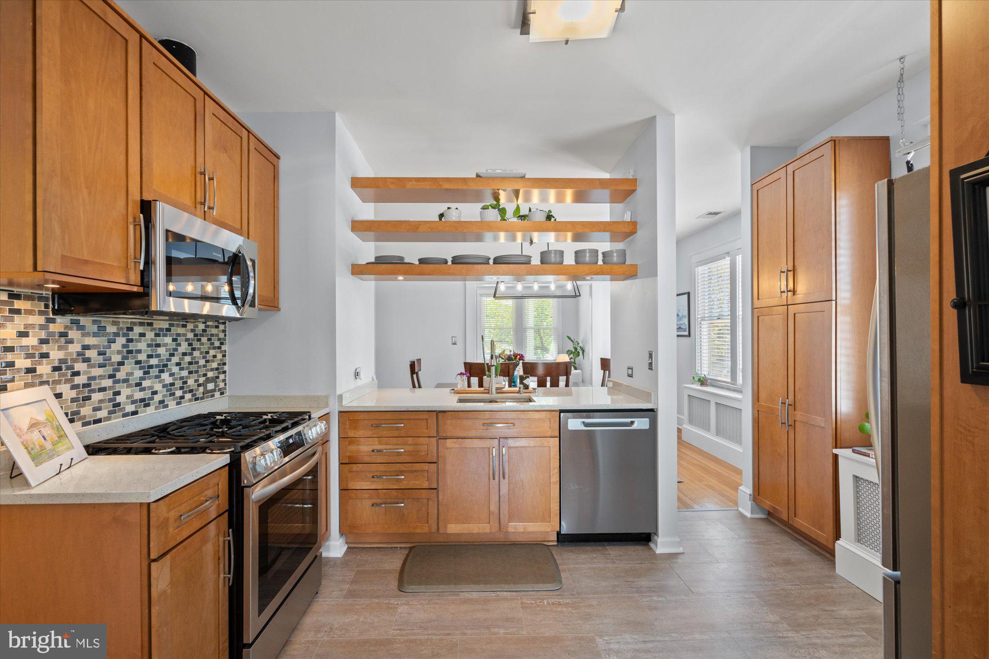 100 E CUSTIS AVENUE