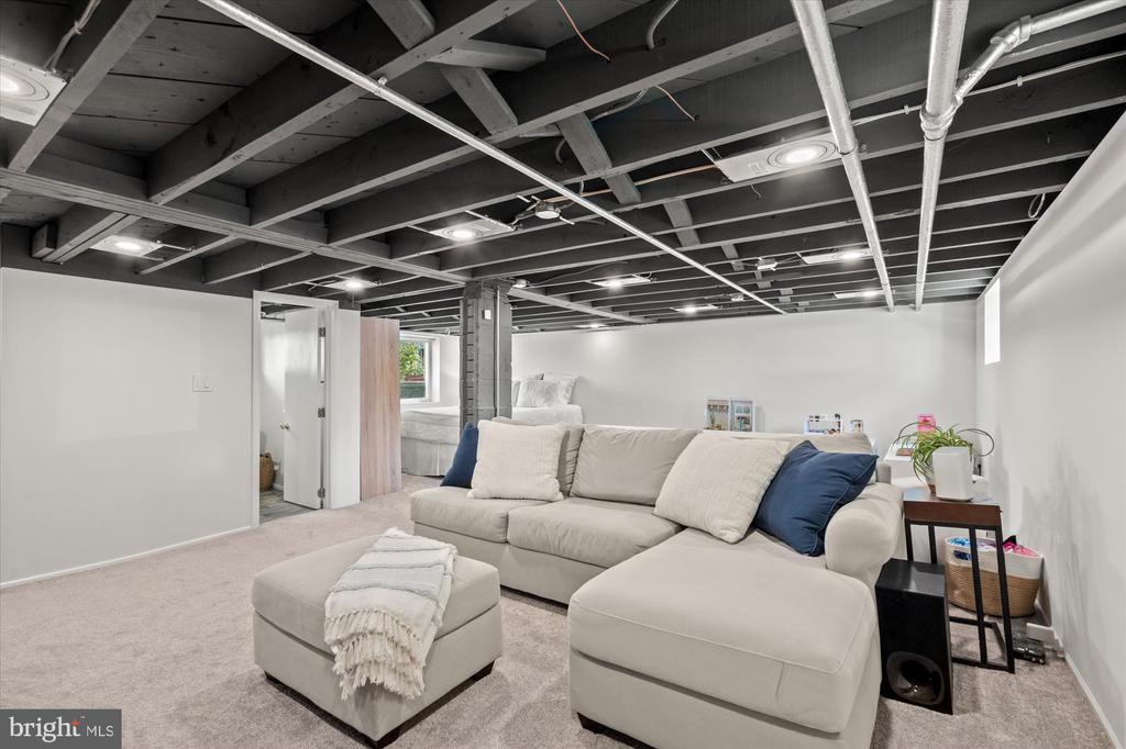100 E CUSTIS AVENUE