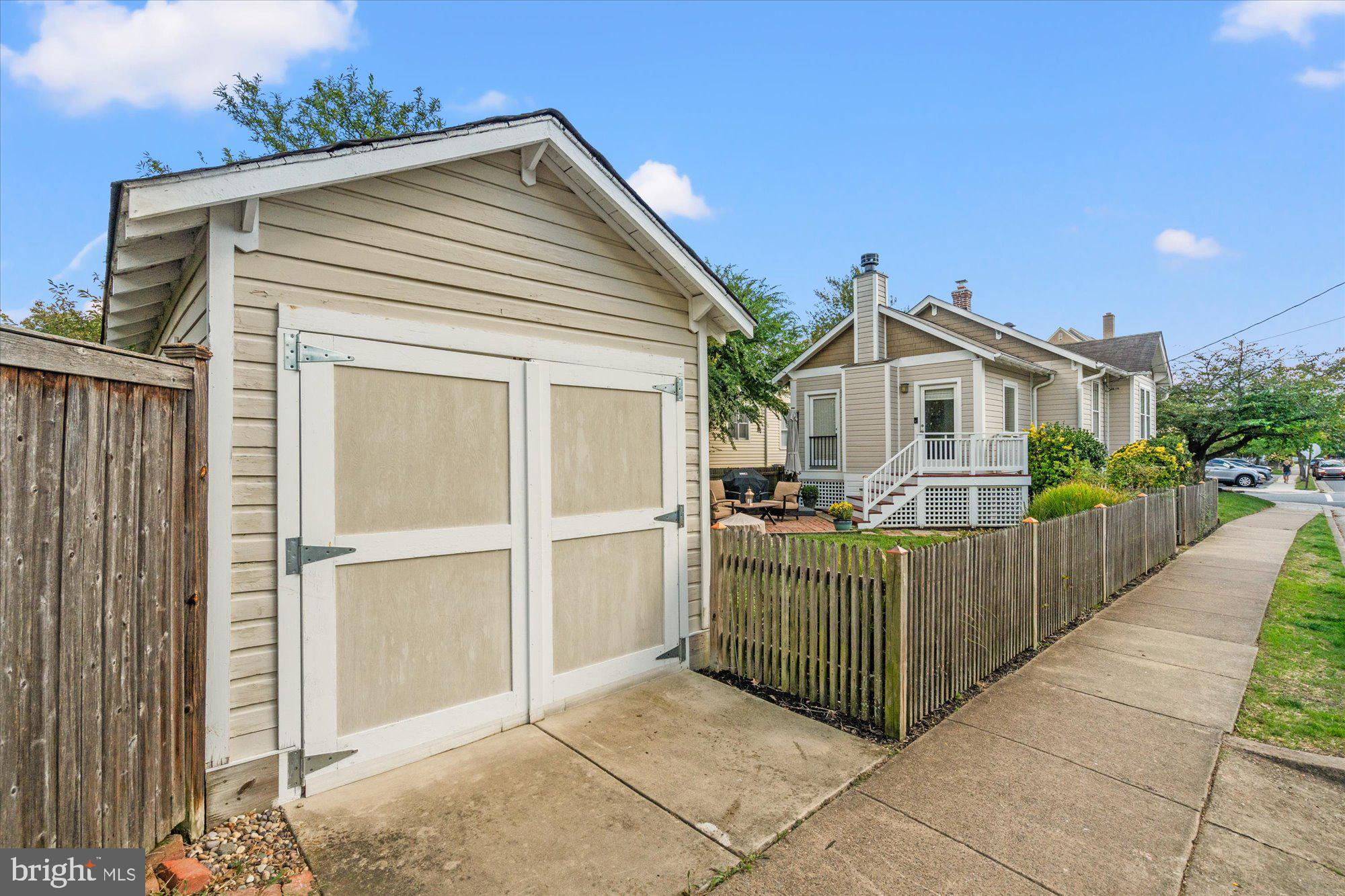 100 E CUSTIS AVENUE