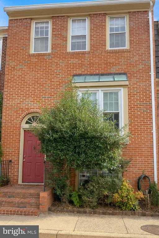 2718 FRANKLIN COURT