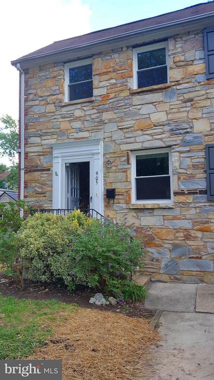905 LITTLE STREET