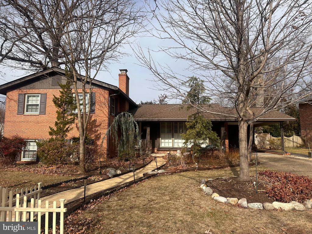 917 CRESTWOOD DRIVE
