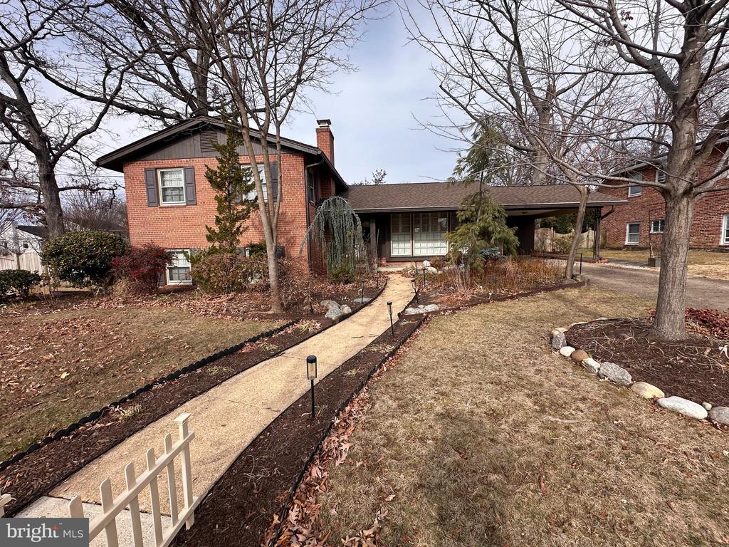917 CRESTWOOD DRIVE