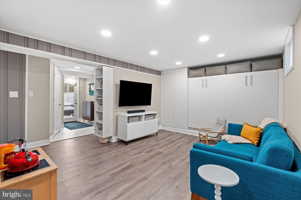 7 E MAPLE STREET