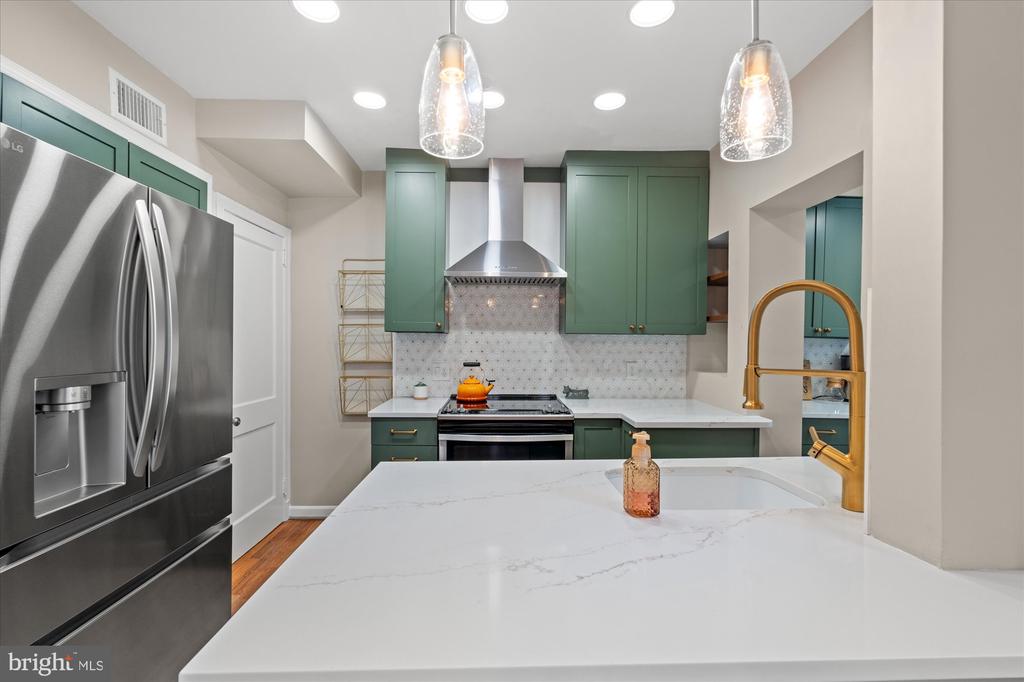 7 E MAPLE STREET