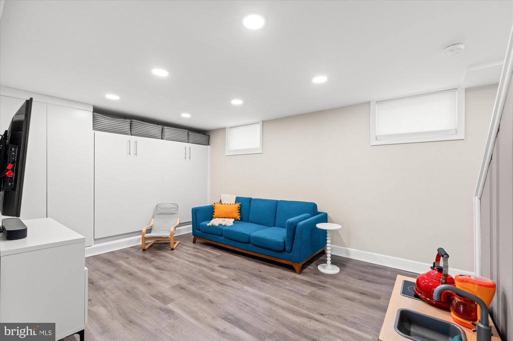 7 E MAPLE STREET