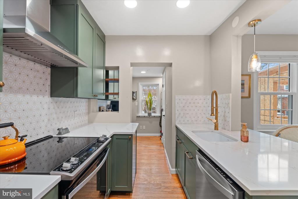 7 E MAPLE STREET