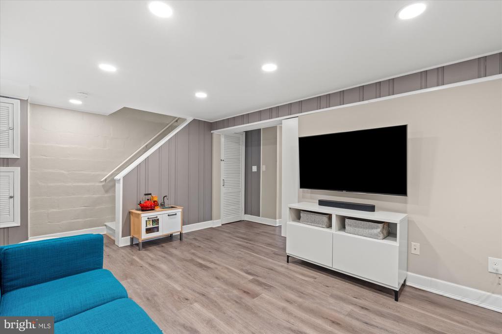 7 E MAPLE STREET