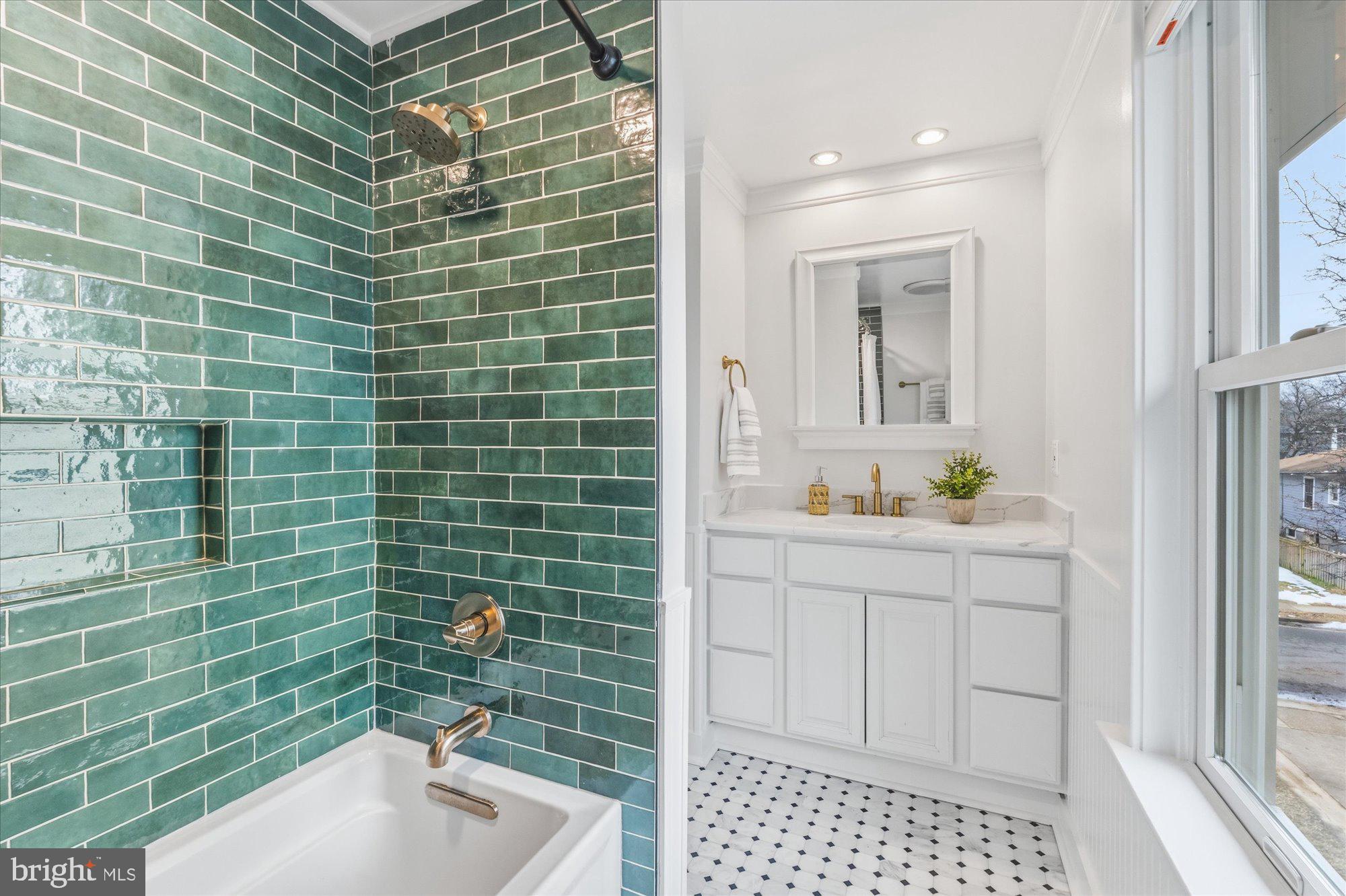 106 E OXFORD AVENUE E