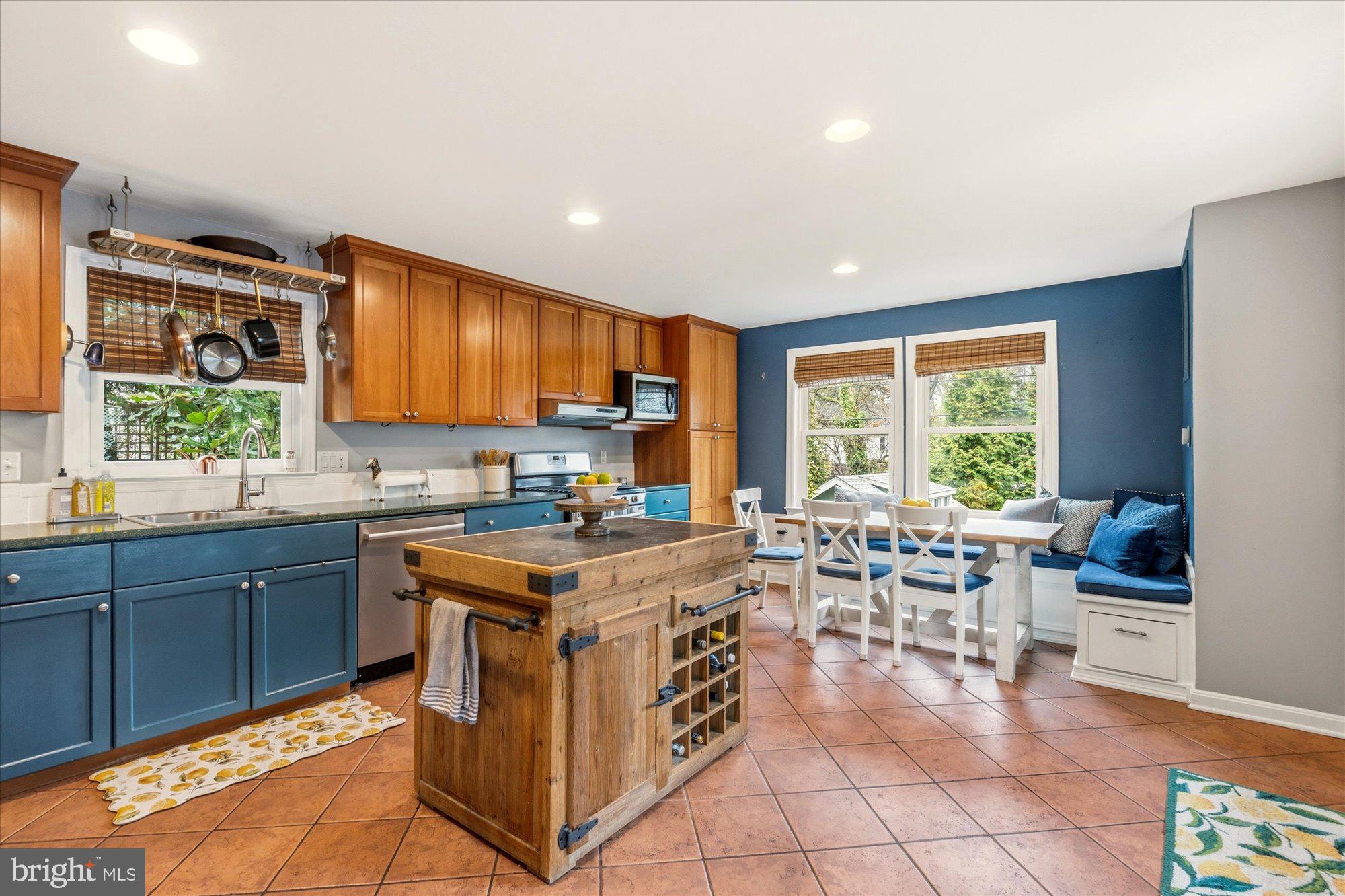 802 GRAND VIEW DRIVE