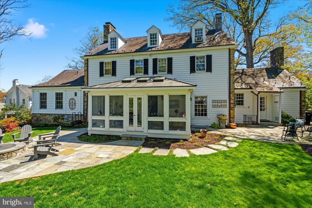 305 MANSION DRIVE