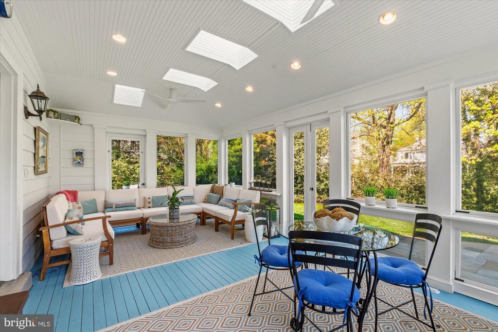 305 MANSION DRIVE