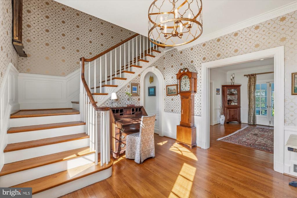 305 MANSION DRIVE