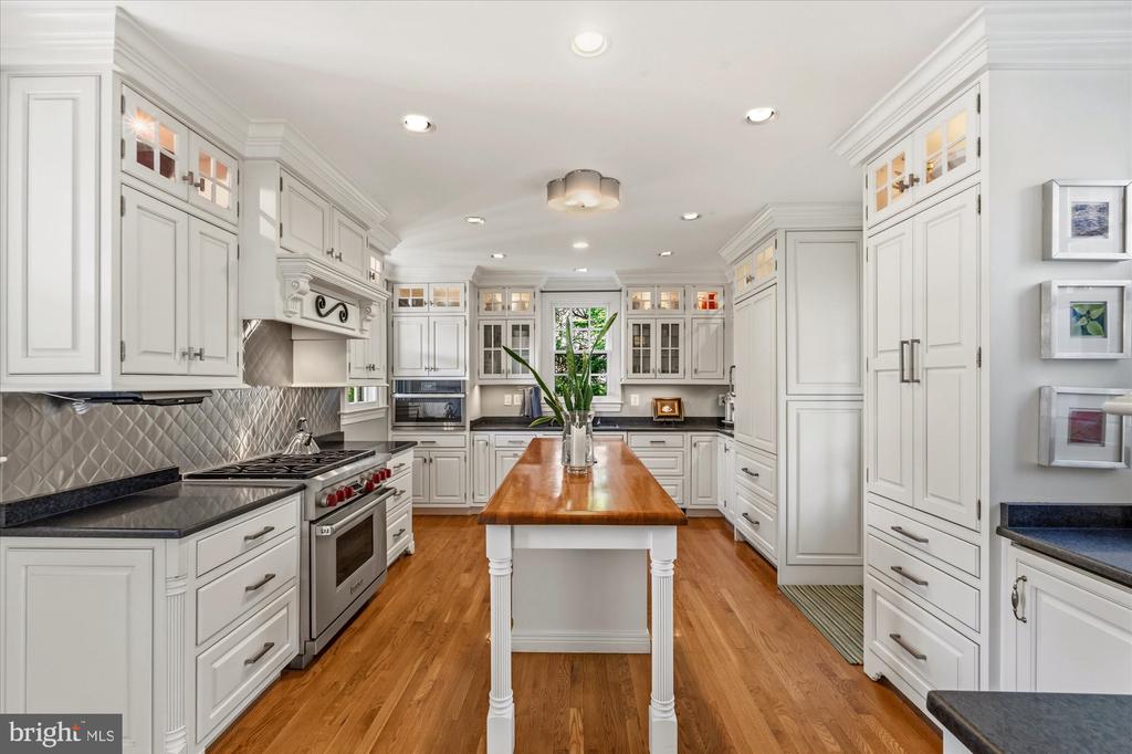 305 MANSION DRIVE