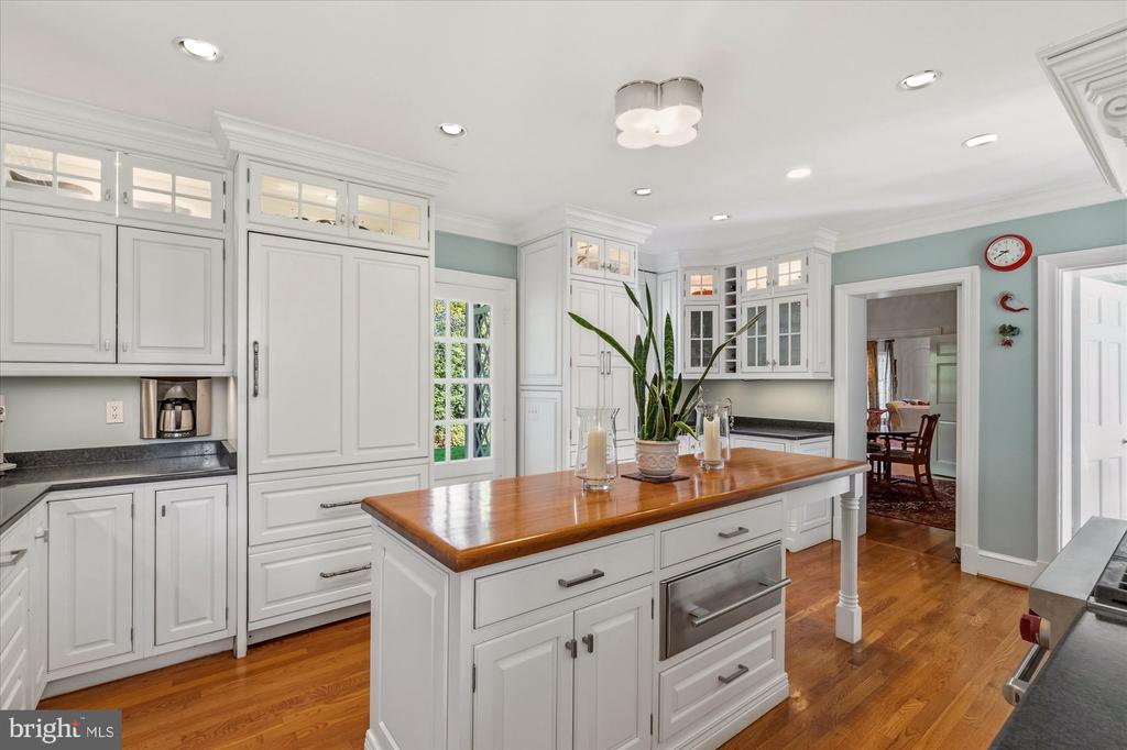 305 MANSION DRIVE