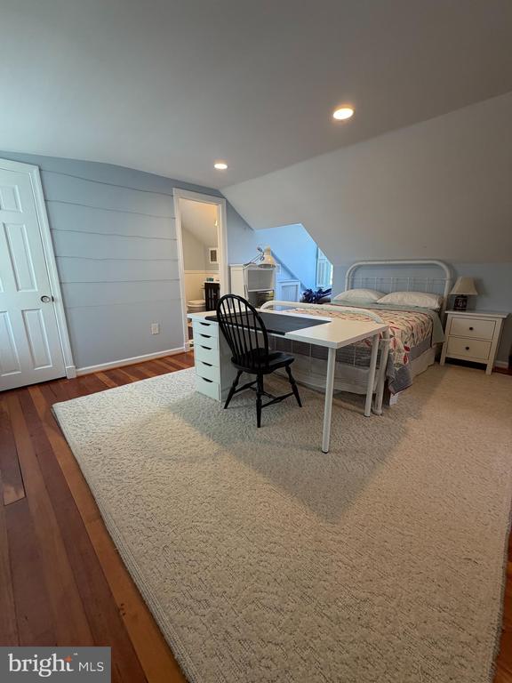 12 OAK STREET W