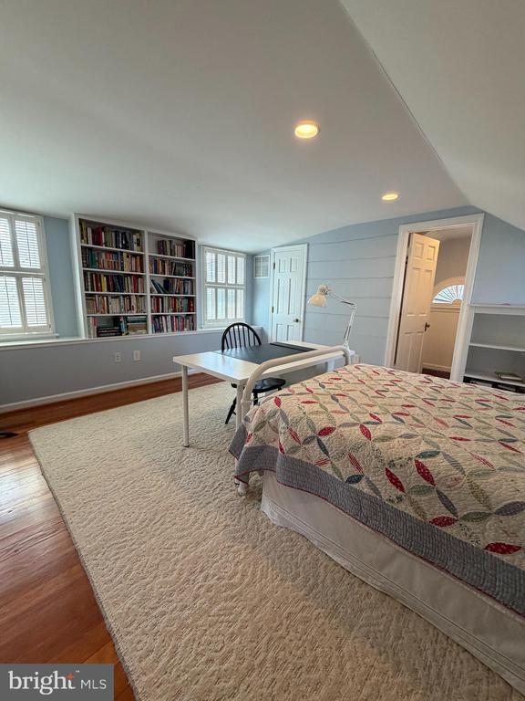 12 OAK STREET W