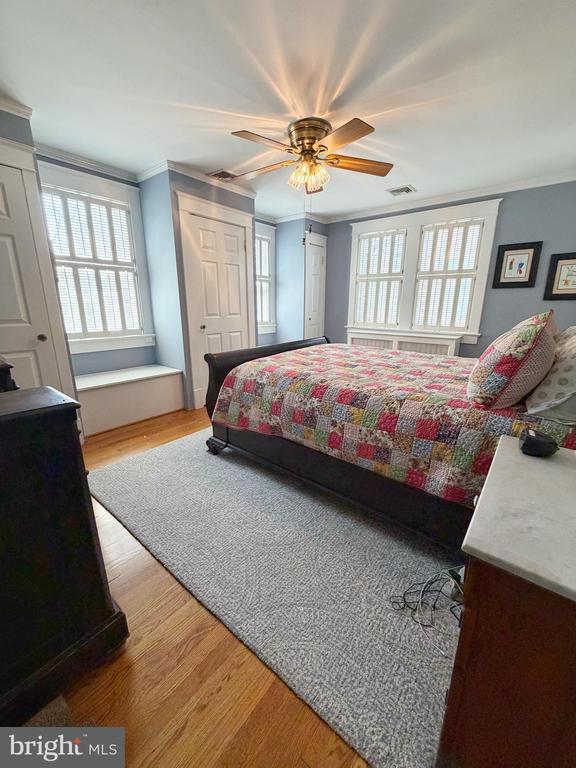 12 OAK STREET W