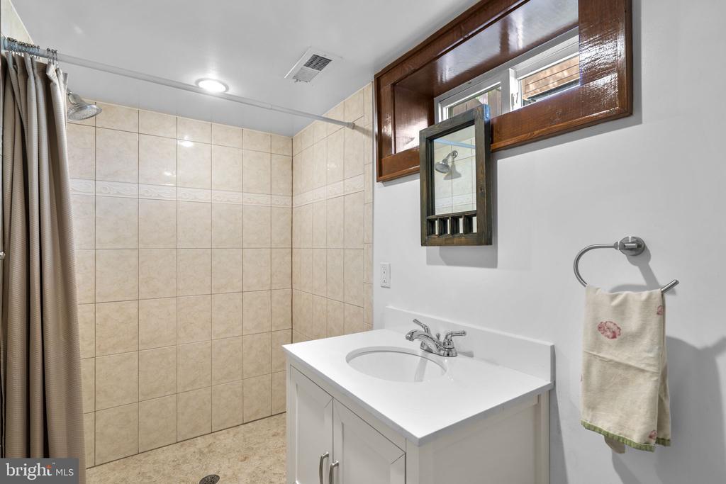 123 E WALNUT STREET