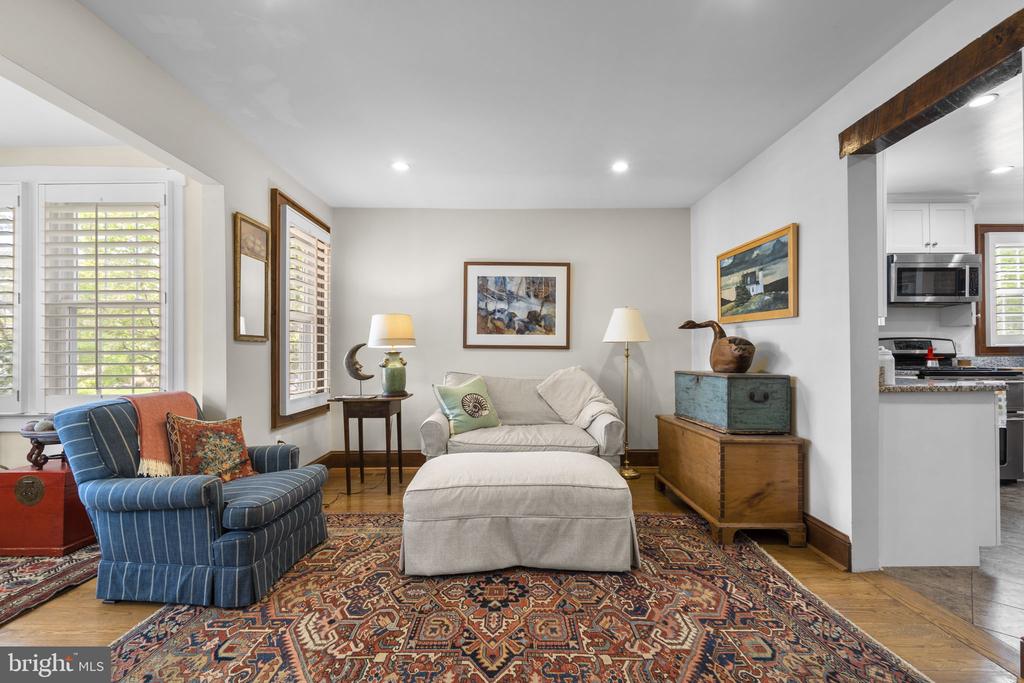 123 E WALNUT STREET