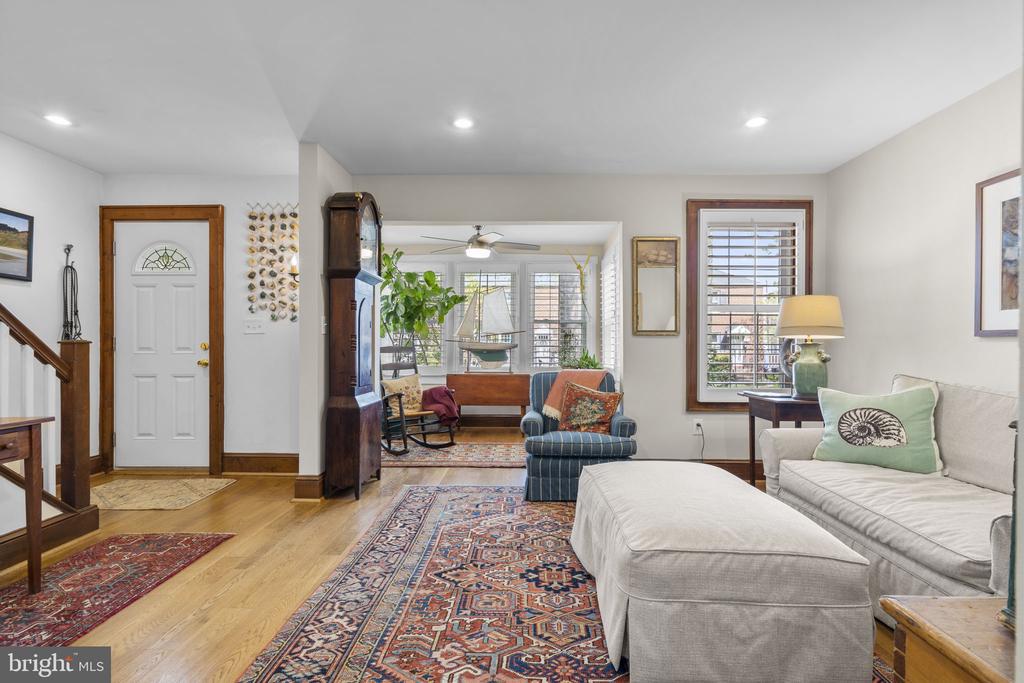 123 E WALNUT STREET