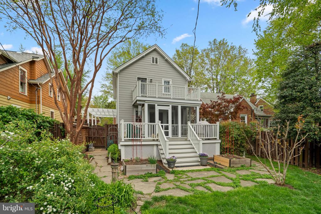 123 E WALNUT STREET